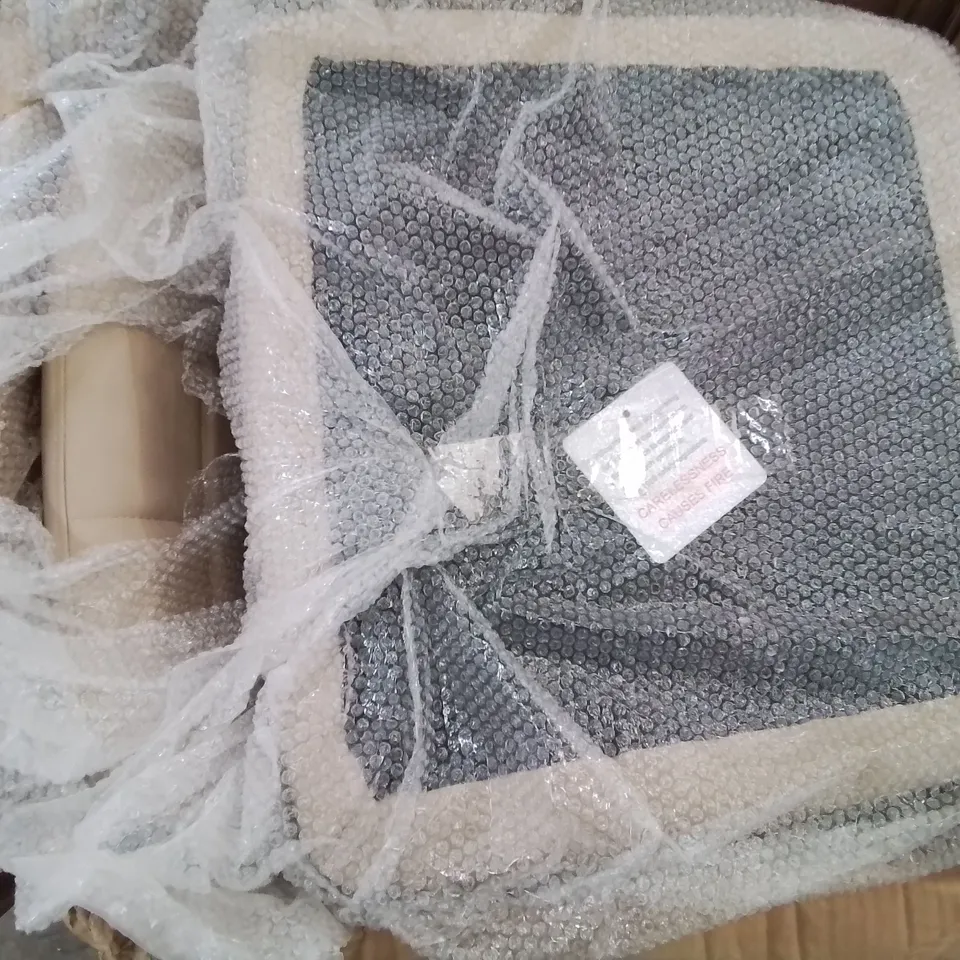 SET OF 2 CHAIRS IN CREAM COLOUR