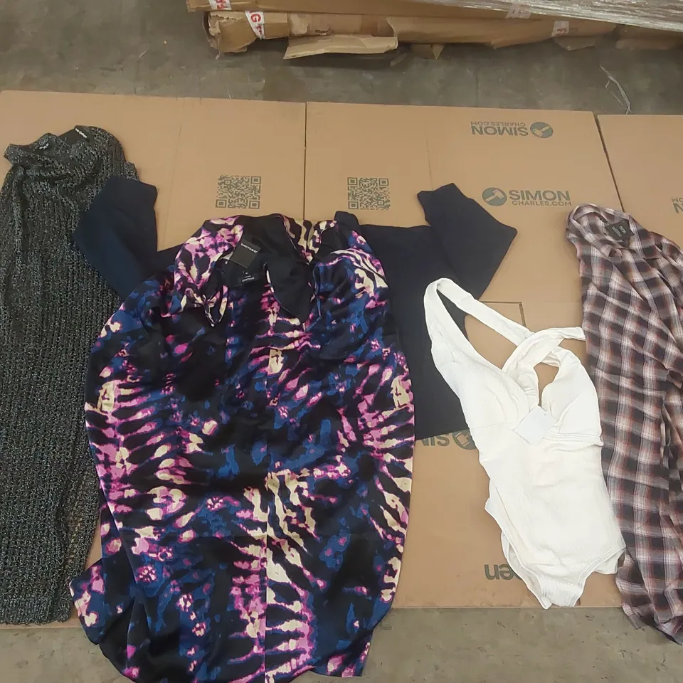 PALLET CONTAINING APPROXIMATELY 320x BRAND NEW ASSORTED DESIGNER CLOTHING ITEMS INCLUDING: JD WILLIAMS TOPS, DRESSES, SIMPLY BE BATHING SUIT ECT