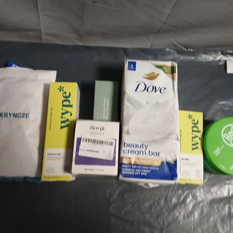 APPROXIMATELY 15 ASSORTED HEALTH & BEAUTY PRODUCTS TO INCLUDE SHAMPOOS, WYPE AND SOAPS