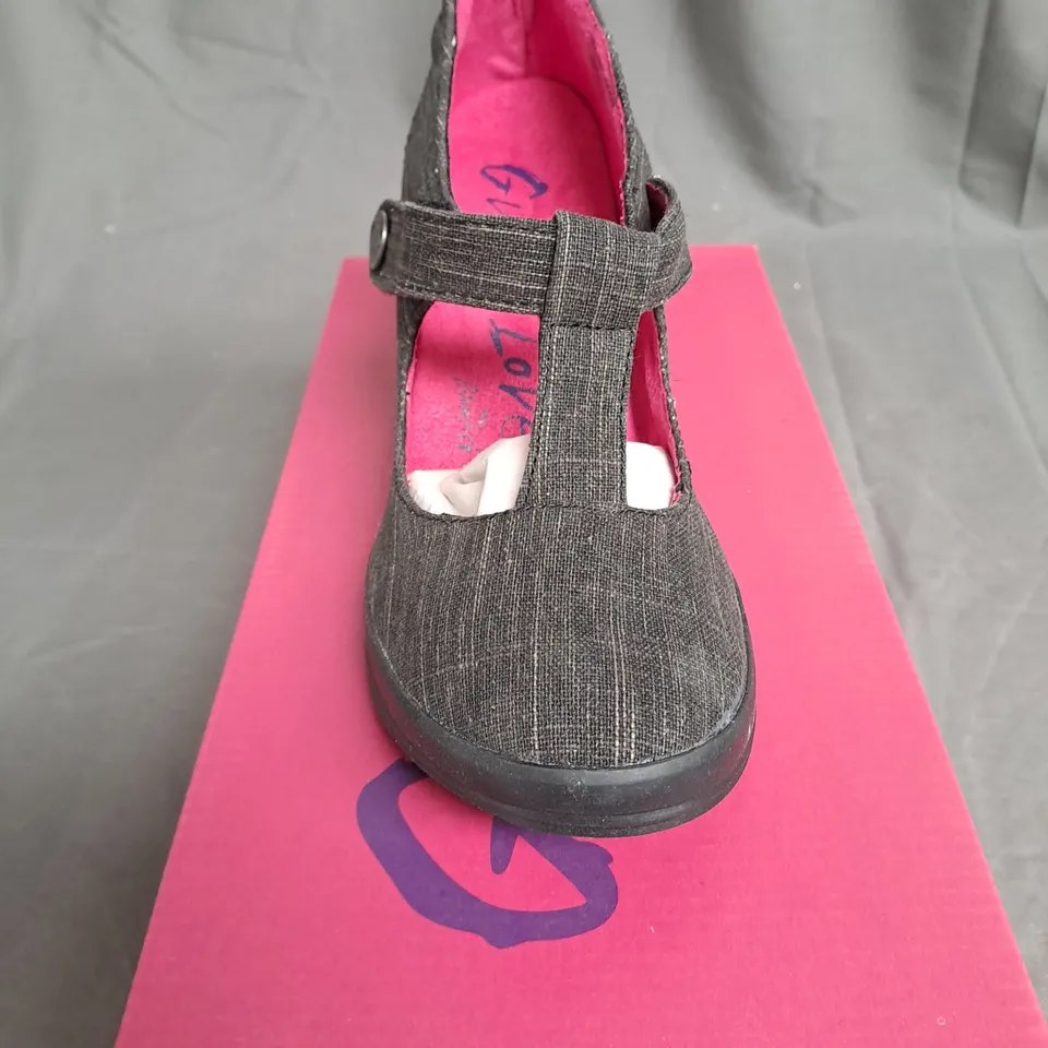 BOX OF APPROXIMATELY 9 PAIRS OF BLACK GUPPY LOVE WEDGE SHOES IN VARIOUS SIZES 