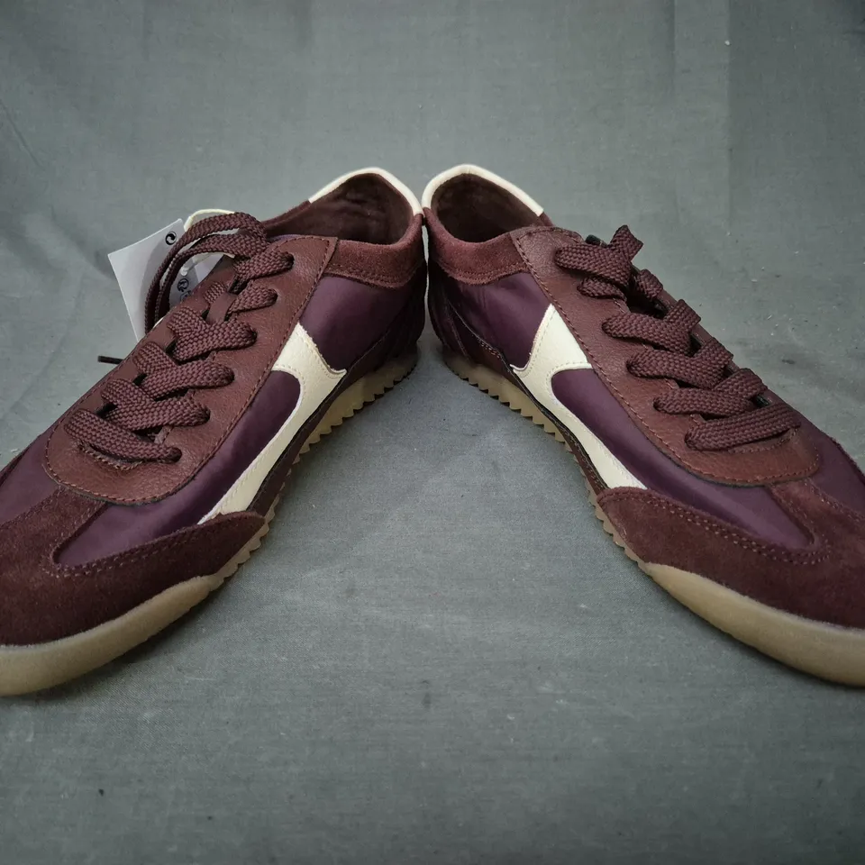 PAIR OF STRADIVARIUS SHOES IN BURGUNDY UK SIZE 7