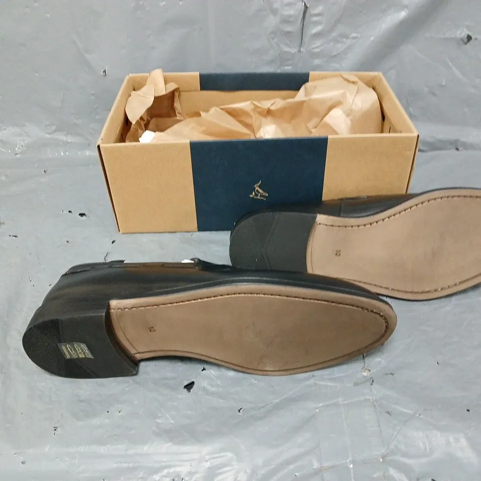 BOXED PAIR OF CHARLESTYRWHITT BLACK LEATHER LOAFER UK 10 