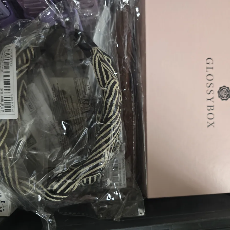 APPROXIMATELY 10 ASSORTED COSMETIC ITEMS TO INCLUDE CETAPHIL, HYDRA NATURALS, ETC - COLLECTION ONLY