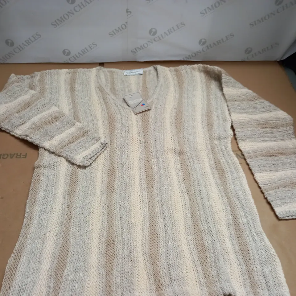 LOT OF 17 BAGGED AS NEW KNITTED V-NECK JUMPERS IN NATURAL STRIPE - SIZE UNSPECIFED