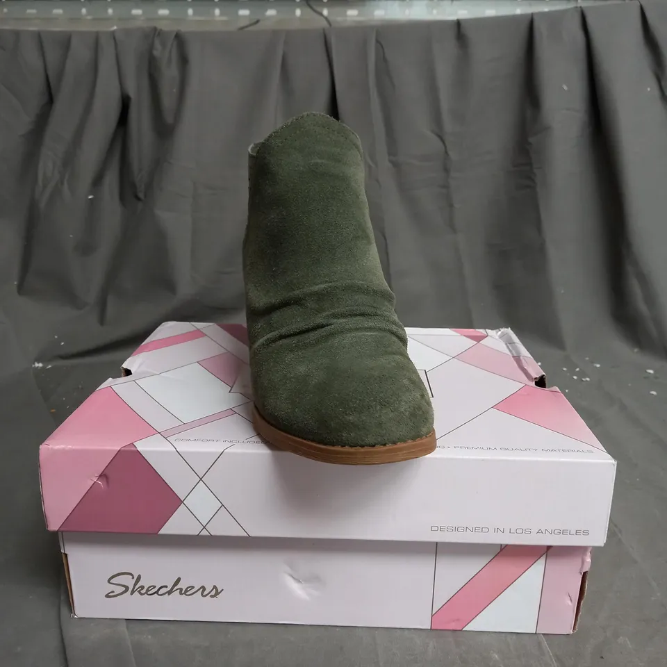 BOXED PAIR OF SKECHERS WATER RESISTANT CITY BOOTS IN OLIVE SIZE 5.5