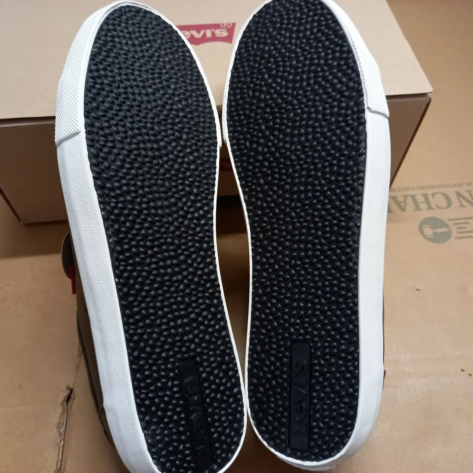 BOXED BRAND NEW LEVIS WOODWARD TRAINERS IN BLACK - UK 9