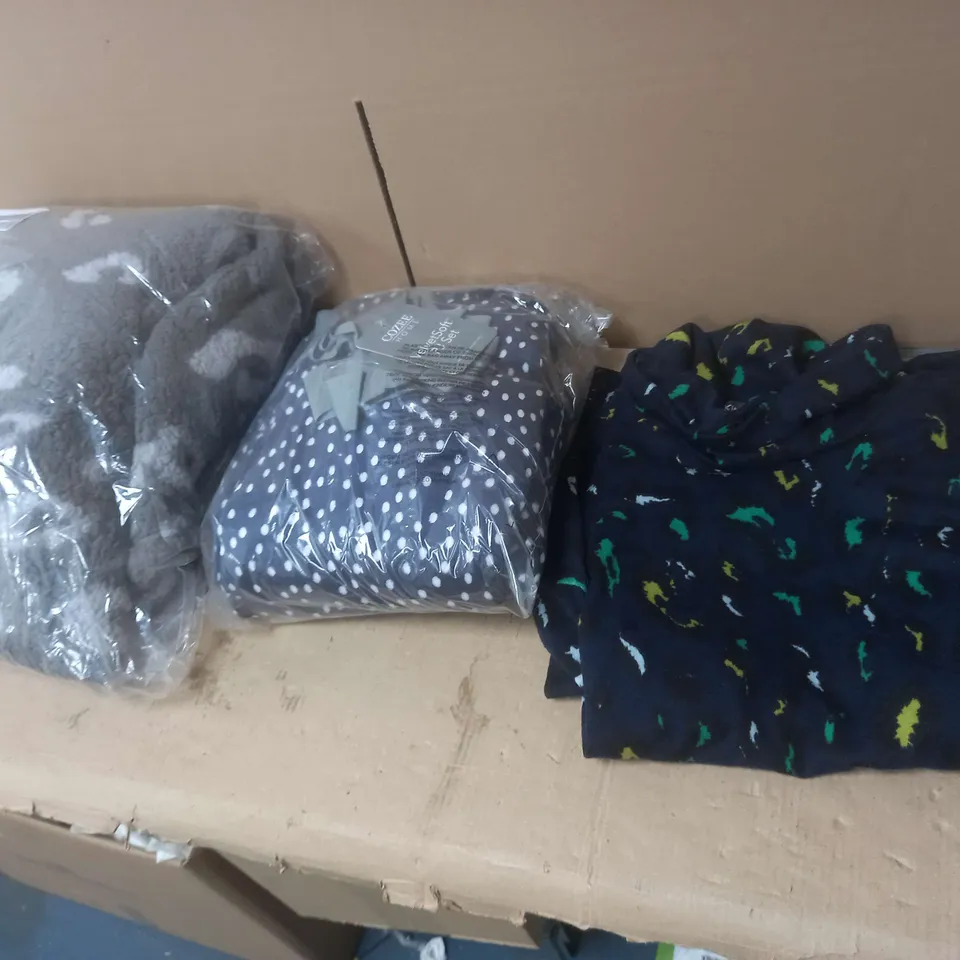 BOX OF 18 ASSORTED ITEMS TO INCLUDE: COZEEHOME VELVETSOFT PJ SET, KIM&CO, SHERPA CARDIGAN ETC