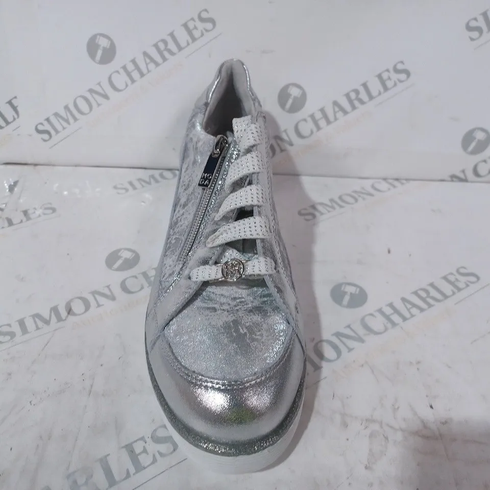 BOXED PAIR OF GENE LEATHER TRAINERS IN SILVER COLOUR SIZE 7