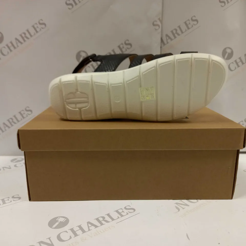 BOXED PAIR OF CUSHION WALK ONE TOUCH CLOSE SANDALS IN BLACK - SIZE 5