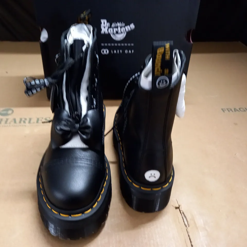 BOXED PAIR OF DR MARTENS LAZY OAF SINCLAIR LO BLACK BOOTS - UK 6