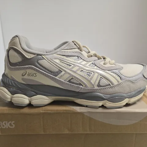 BOXED PAIR OF ASICS RUNNING SHOES – BEIGE/GREY, MEN'S UK 10 
