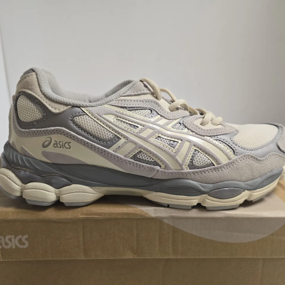 BOXED PAIR OF ASICS RUNNING SHOES – BEIGE/GREY, MEN'S UK 10