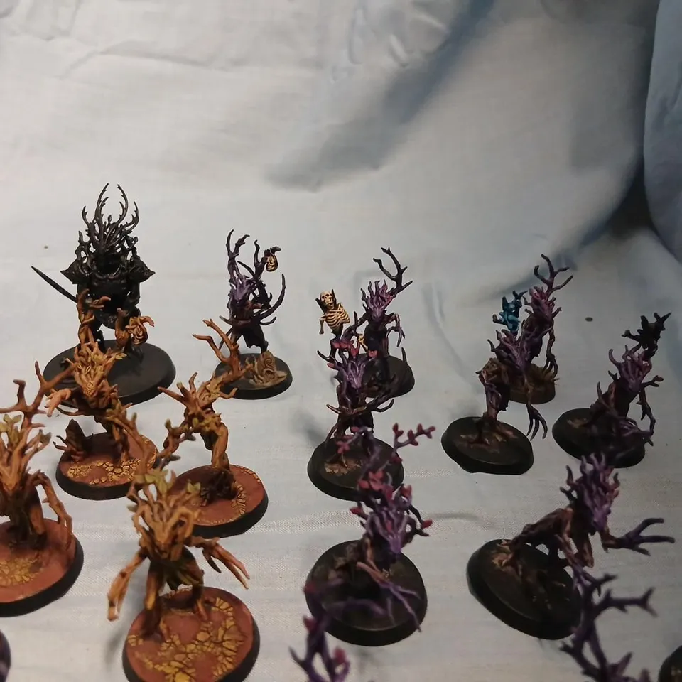 ASSORTED GAMES WORKSHOP PAINTED FANTASY TABLETOP MINIATURES SET, APPROX 32 FIGURES ON ROUND BASES (LOOSE)