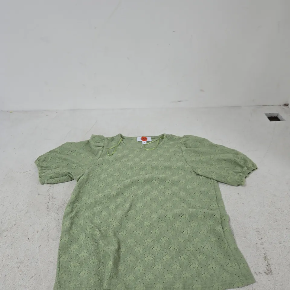 BOX OF APPROXIMATELY 20 ASSORTED ITEMS TO INCLUDE: &MAISI GREEN TOP