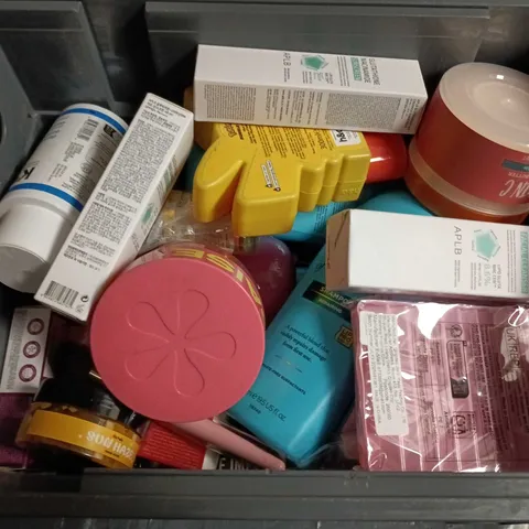 APPROXIMATELY 15 ASSORTED HEALTH & BEAUTY PRODUCTS TO INCLUDE SHAMPOOS, FALSE EYE LASHES AND BUBBLE BATH 