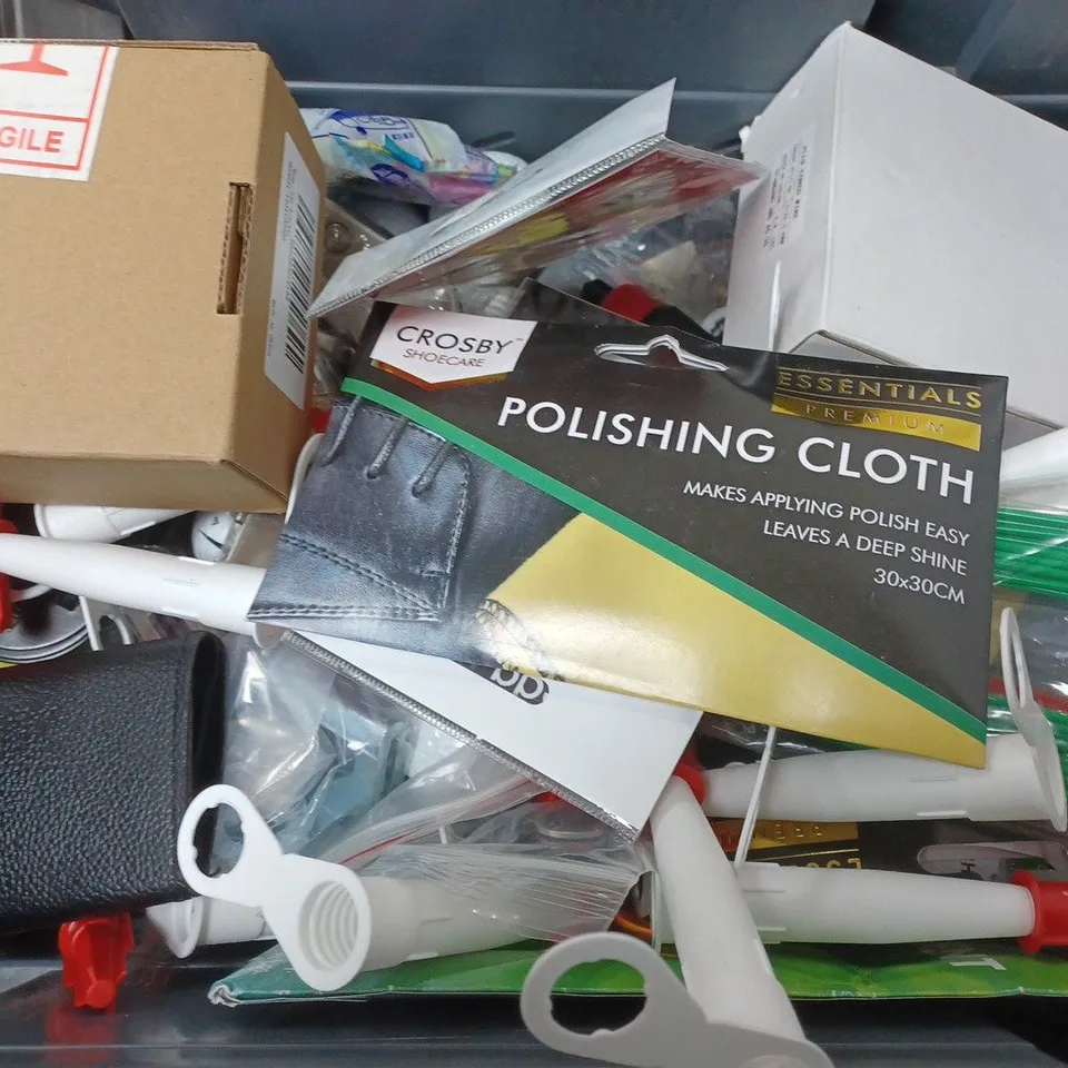 BOX OF APPROXIMATELY 15 ASSORTED ITEMS TO INCLUDE - UK PLUG SOCKET , POLISHING CLOTH , AIR UP CHERRY KOLA ETC