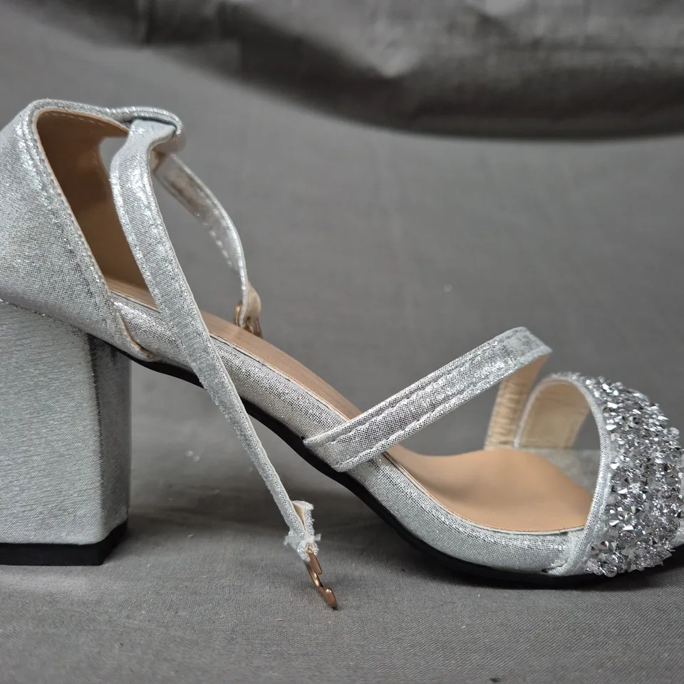 BOXED PAIR OF UNBRANDED OPEN TOE BLOCK HEEL SANDALS IN SILVER W. JEWEL EFFECT EU SIZE 38