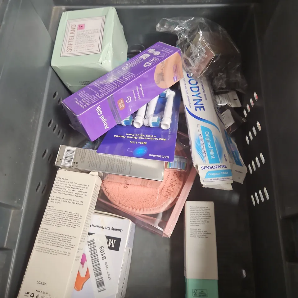 APPROXIMATEY 20 ASSORTED HEALTH AND BEAUTY PRODUCTS TO INCLUDE - CANTU CURL ACTIVATOR - DR SQUATCH DEODORANT - SOFNFREE MANUKA HONEY FOR HAIR - ETC