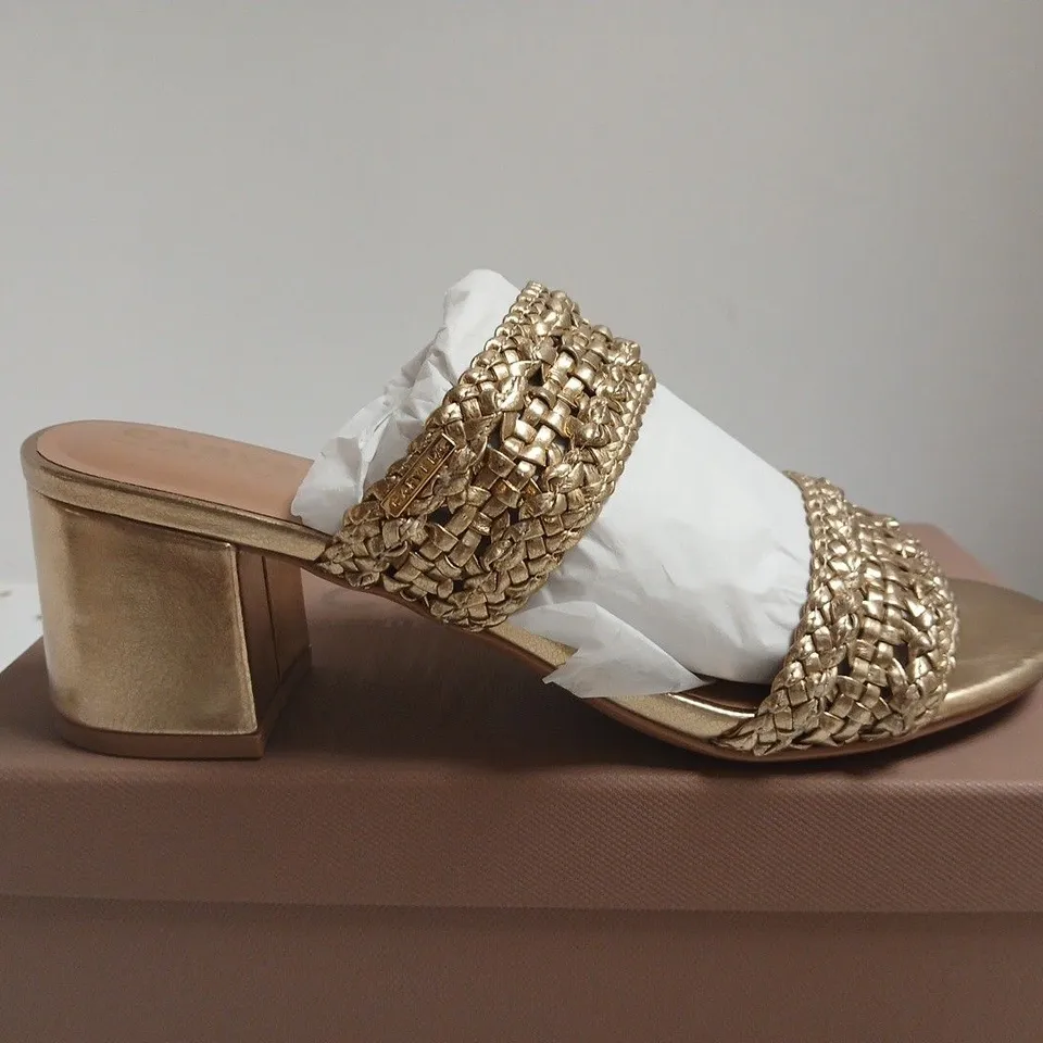 BOXED PAIR OF CARVELA PORTOFINO BLOCK GOLD SANDALS – UK 7 (EU 40) – SYNTHETIC