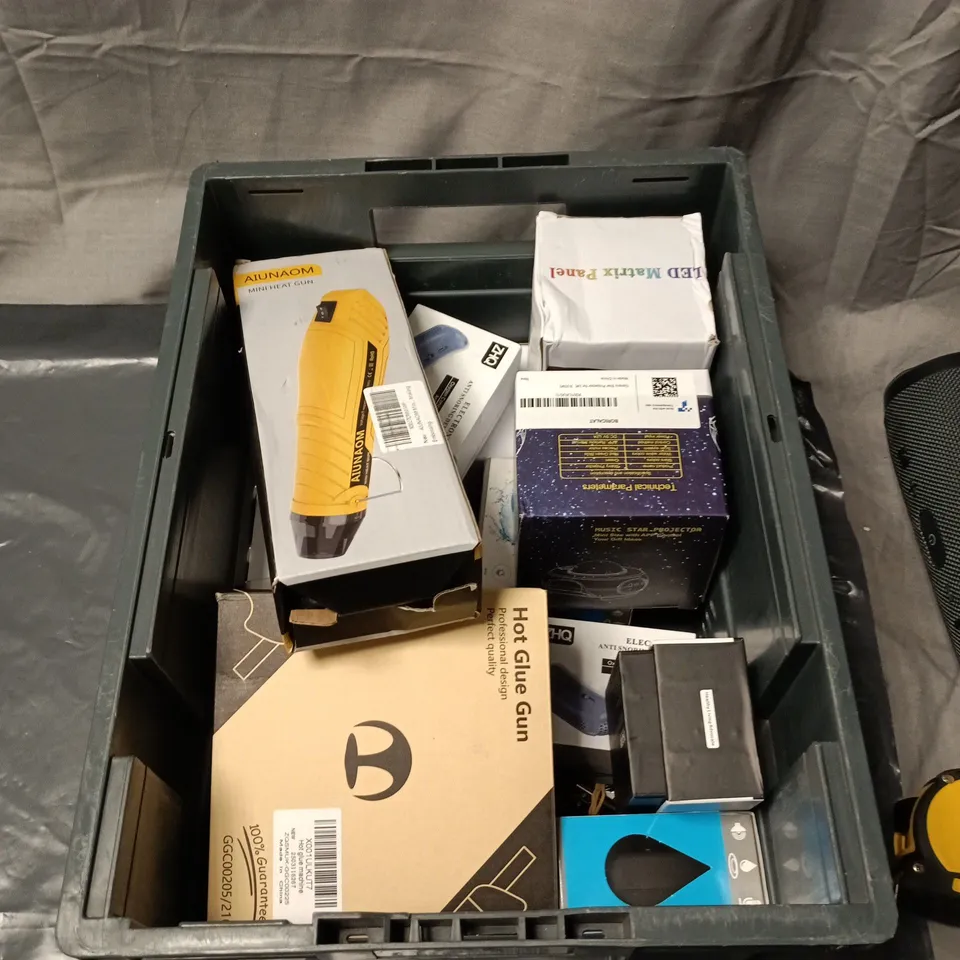 APPROXIMATELY 15 ASSORTED ELECTRICAL  ACCESSORIES TO INCLUDE LED MATRIX PANEL, MUSIC STAR PROJECTOR, ANTI SNORING DEVICE, WATERPROOF SPEAKER WITH BUILT IN MICROPHONE ETC