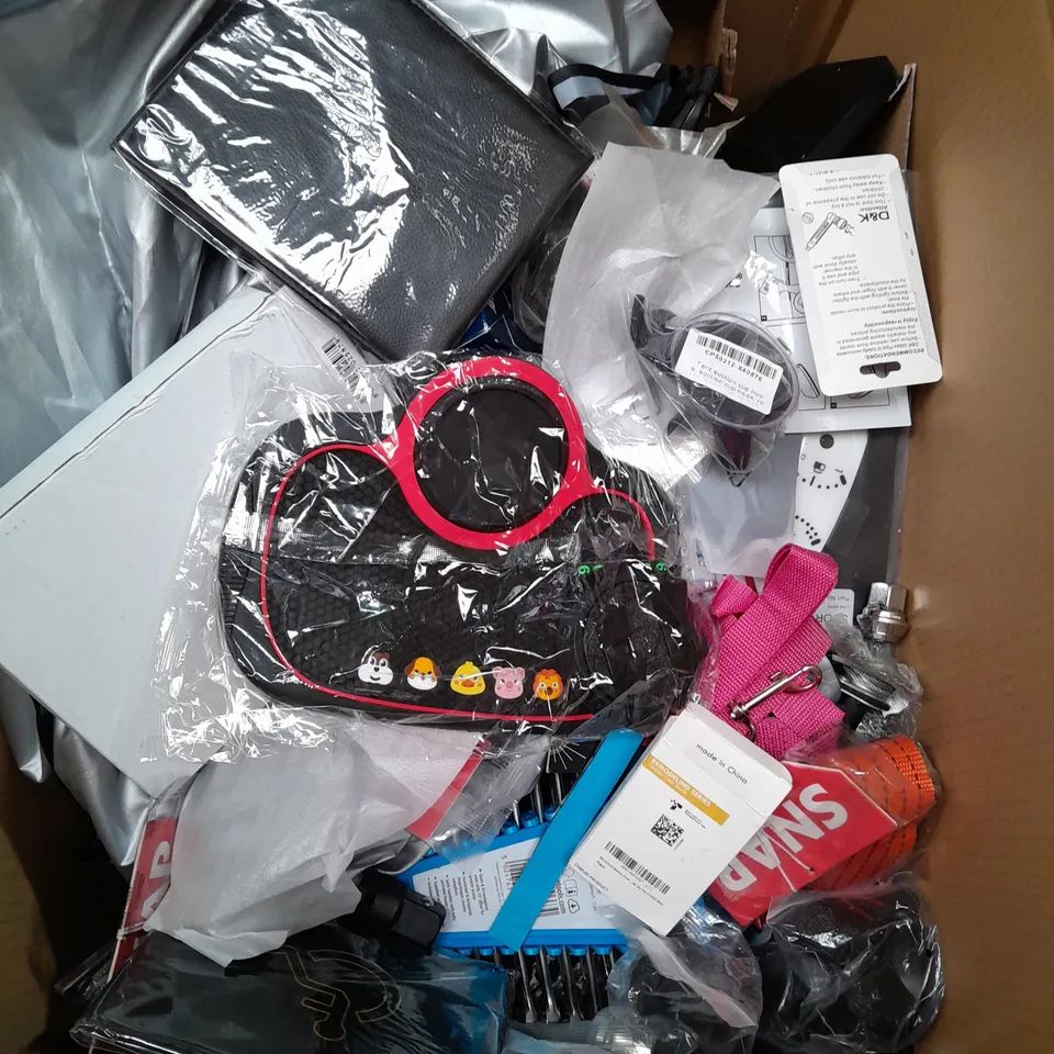BOX OF ASSORTED CAR ITEMS TO INCLUDE PHONE HOLDER - TOOLS - BADGE HOLDER - COLLECTION ONLY 