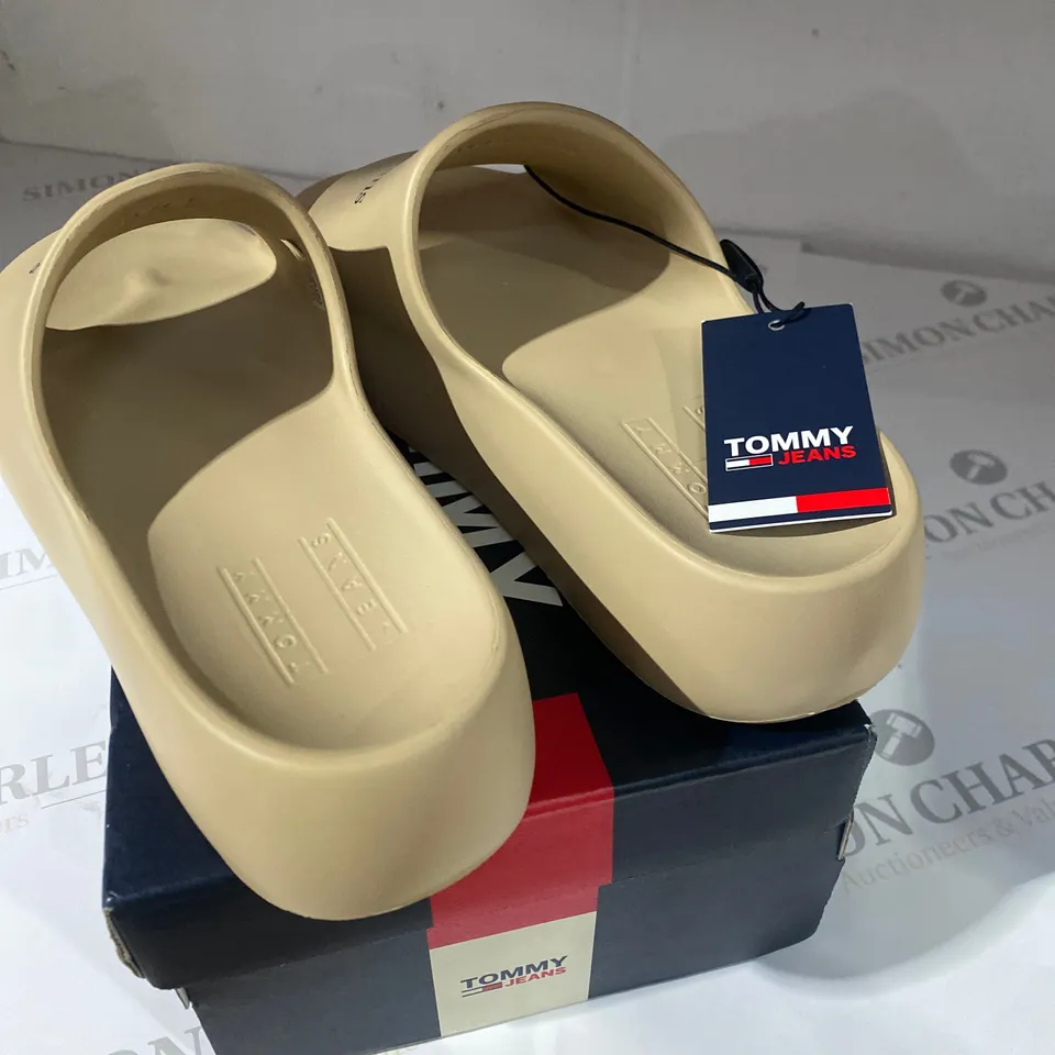 BOXED PAIR OF TOMMY JEANS FLATFORM POOL SLIDERS SIZE 4