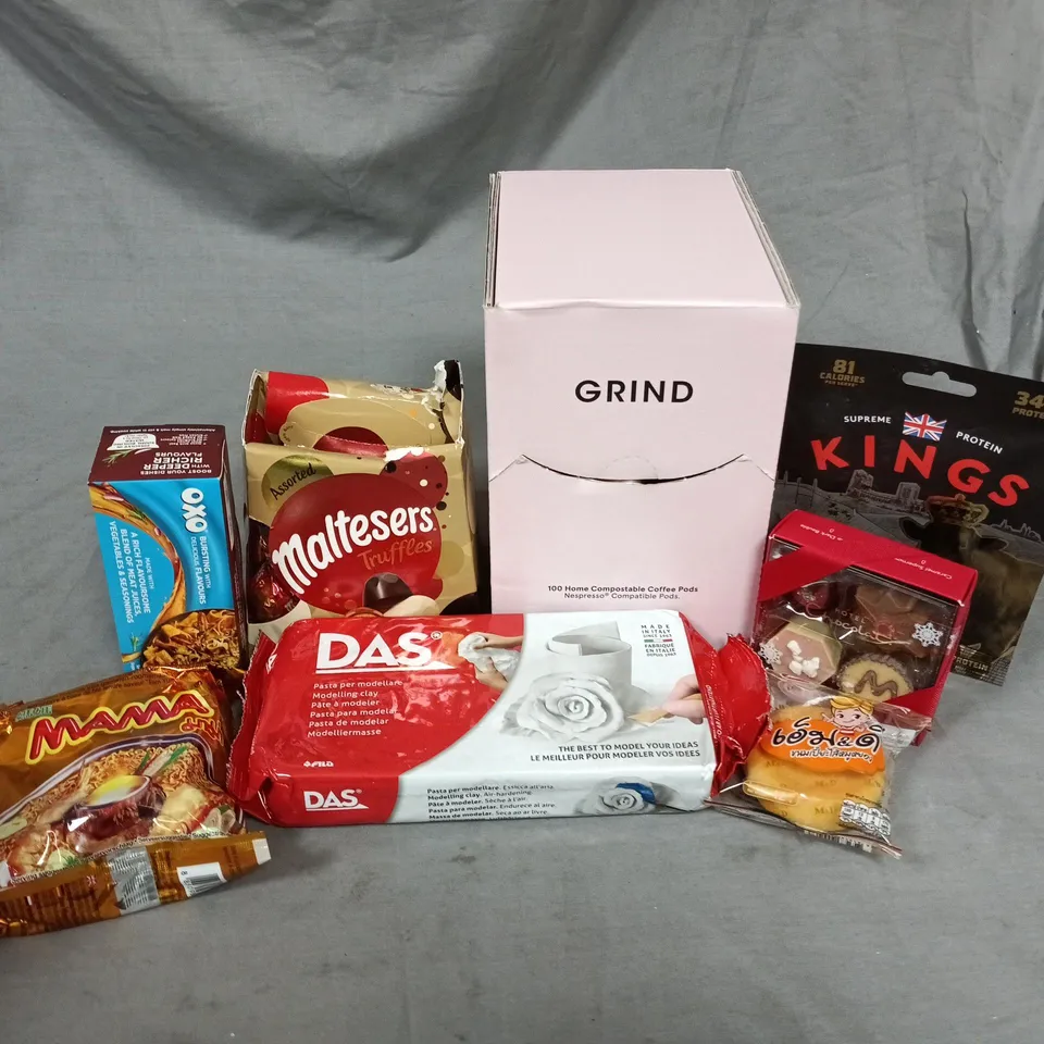 APPROXIMATELY 15 ASSORTED FOOD ITEMS TO INCLUDE GRIND COFFEE PODS, MALTESERS TRUFFLES, KINGS WAGYU BILTONG, ETC - COLLECTION ONLY