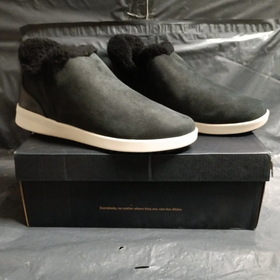 BOXED PAIR OF OLUKAI KAMAU SLIP-IN SHOES IN LAVA ROCK SIZE UK 7