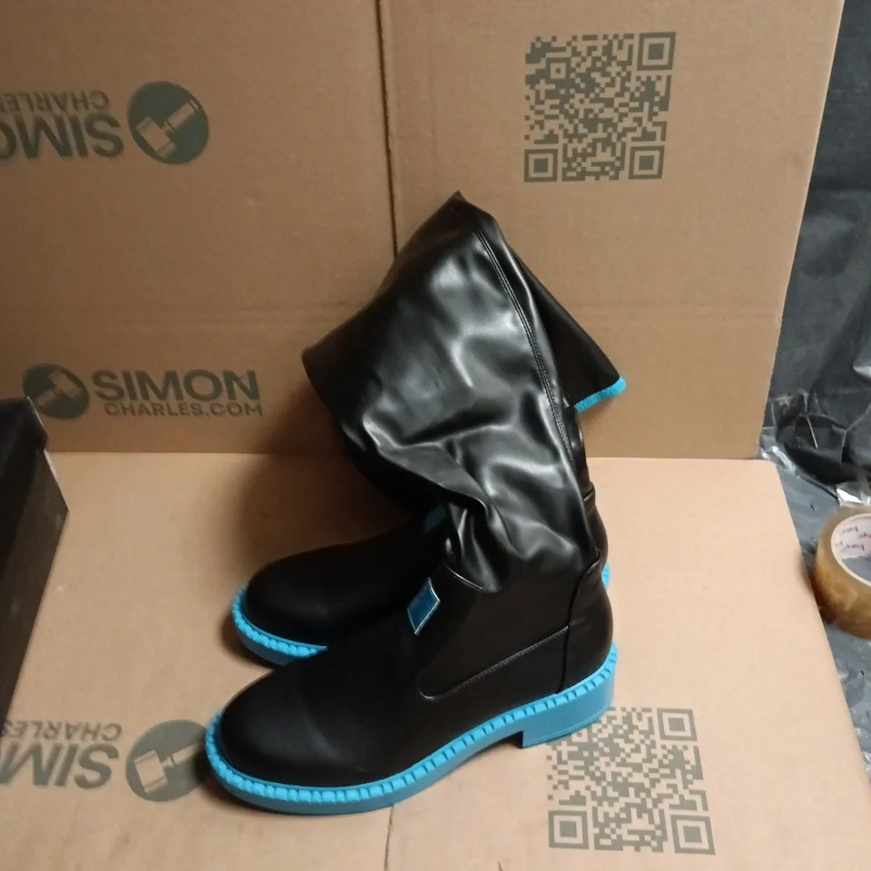 UK 8 KOI X HATSUNE MIKU BOOTS – BLACK/BLUE (US 9)