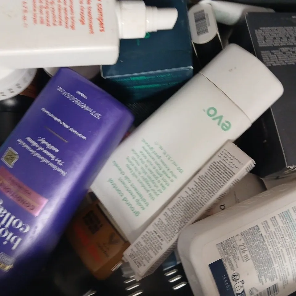 APPROXIMATELY 15 ASSORTED COSMETIC ITEMS INCLUDING VARIOUS MAKES AND BRANDS - COLLECTION ONLY