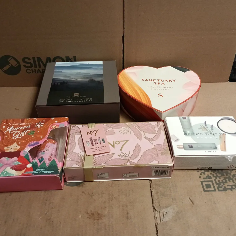 BOX OF APPROXIMATELY 20 COSMETIC/BOX SET ITEMS TO INCLUDE SANCTUARY SPA, TEMPLESPA, NO7, RITUALS..., CANDY BREATH ETC