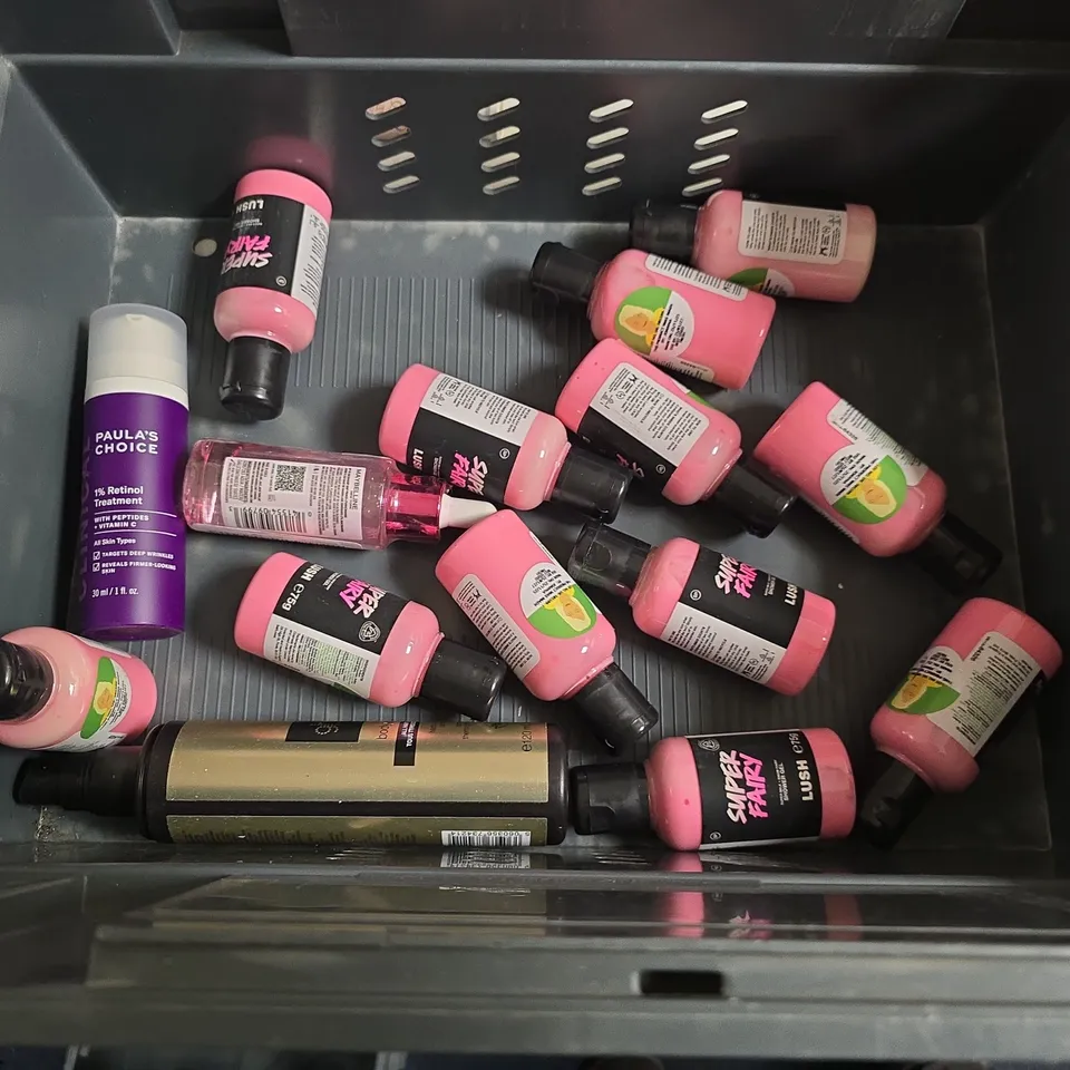 LOT OF APPROXIMATELY 25 ASSORTED HEALTH AND BEAUTY ITEMS TO INCLUDE ZARON BODY WASH, HOEOA HAIR CARE SOLUTION AND NAYDAYA INTIMATE OIL