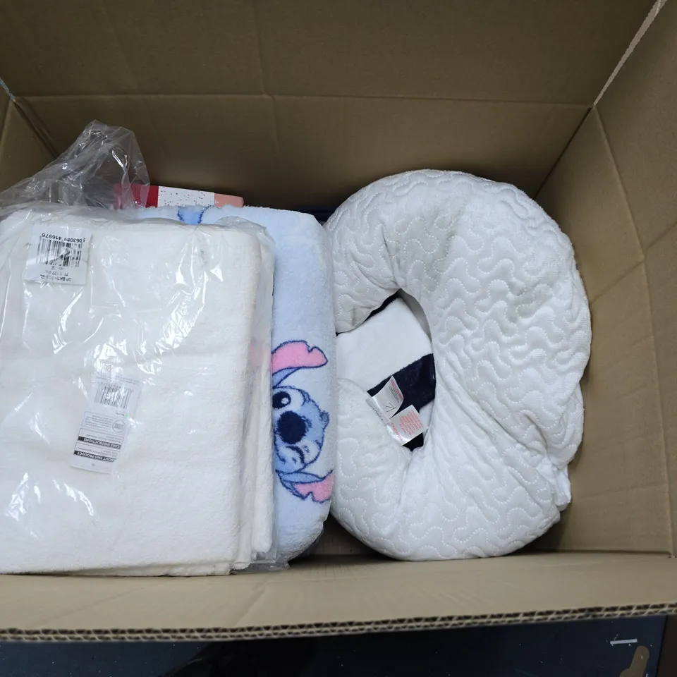 APPROXIMATELY 10 HOUSEHOLD ITEMS TO INCLUDE FOOT WARMER, HOODED BABY TOWELS AND SONIC THE HEDGEHOG STORAGE CUBES