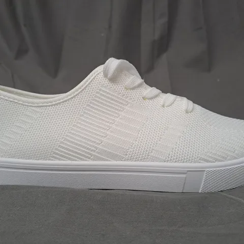 BOXED PAIR OF DESIGNER SHOES IN WHITE EU SIZE 41