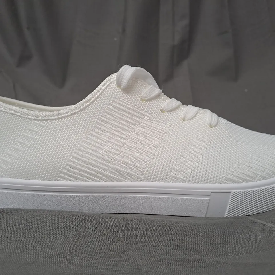 BOXED PAIR OF DESIGNER SHOES IN WHITE EU SIZE 41