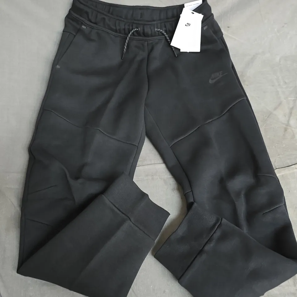 NIKE STANDARD FIT YOUTH TRACK PANTS IN BLACK - XL 158-170CM