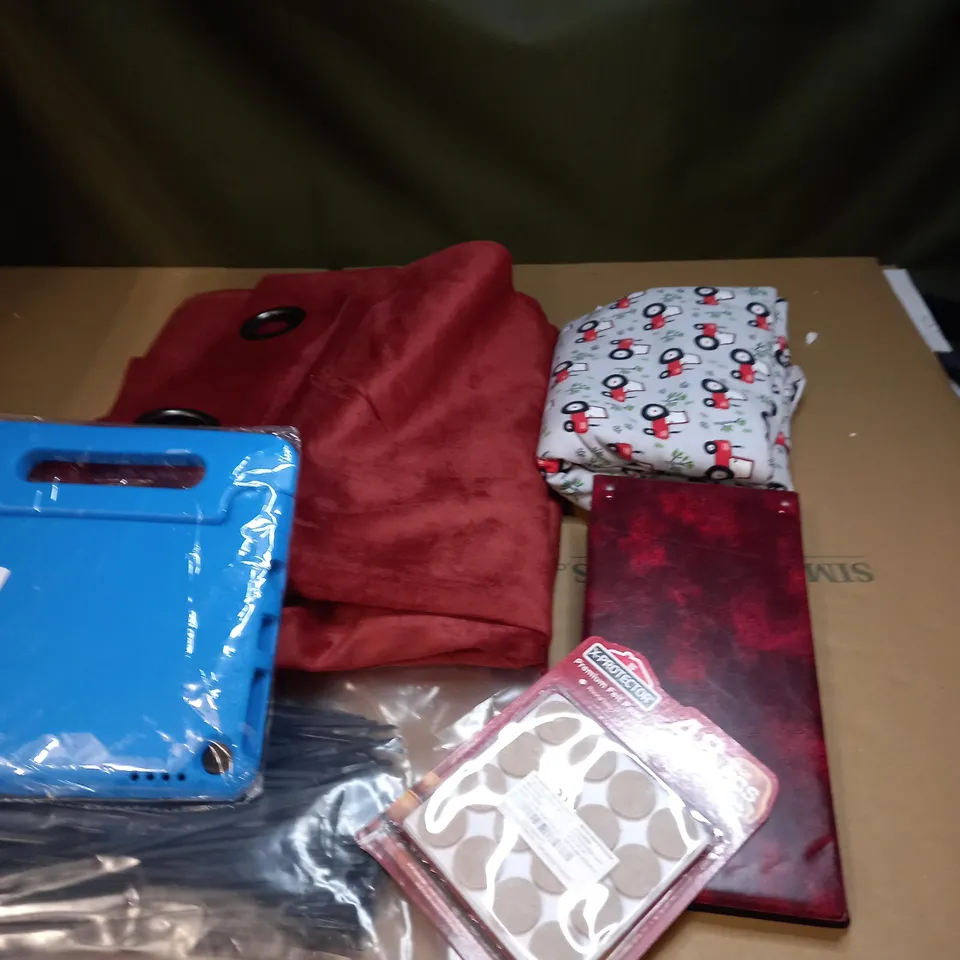 LOT OF APPROXIMATELY 10 HOUSEHOLD ITEMS TO INCLUDE CURTAINS, PHOTO ORGANISER, MINI STOOL ETC