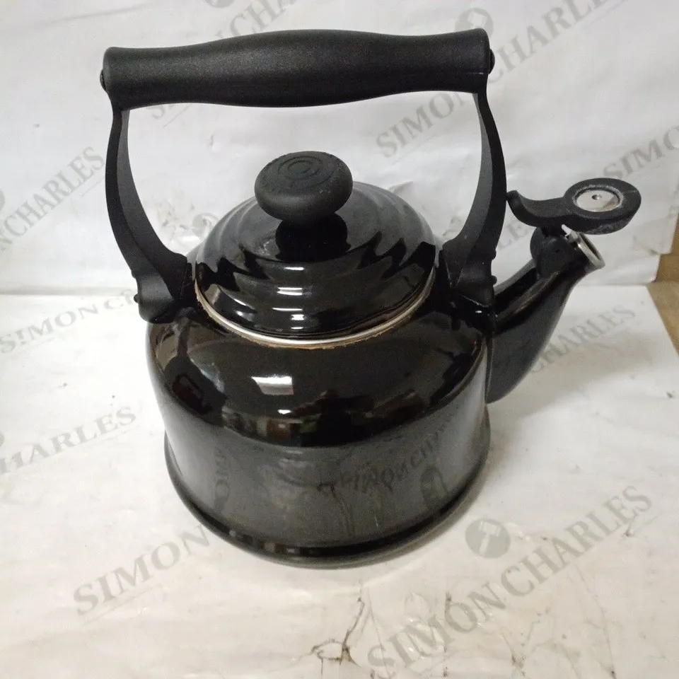 LE CREUSET TRADITIONAL STOVE-TOP KETTLE, 2.1 L, BLACK