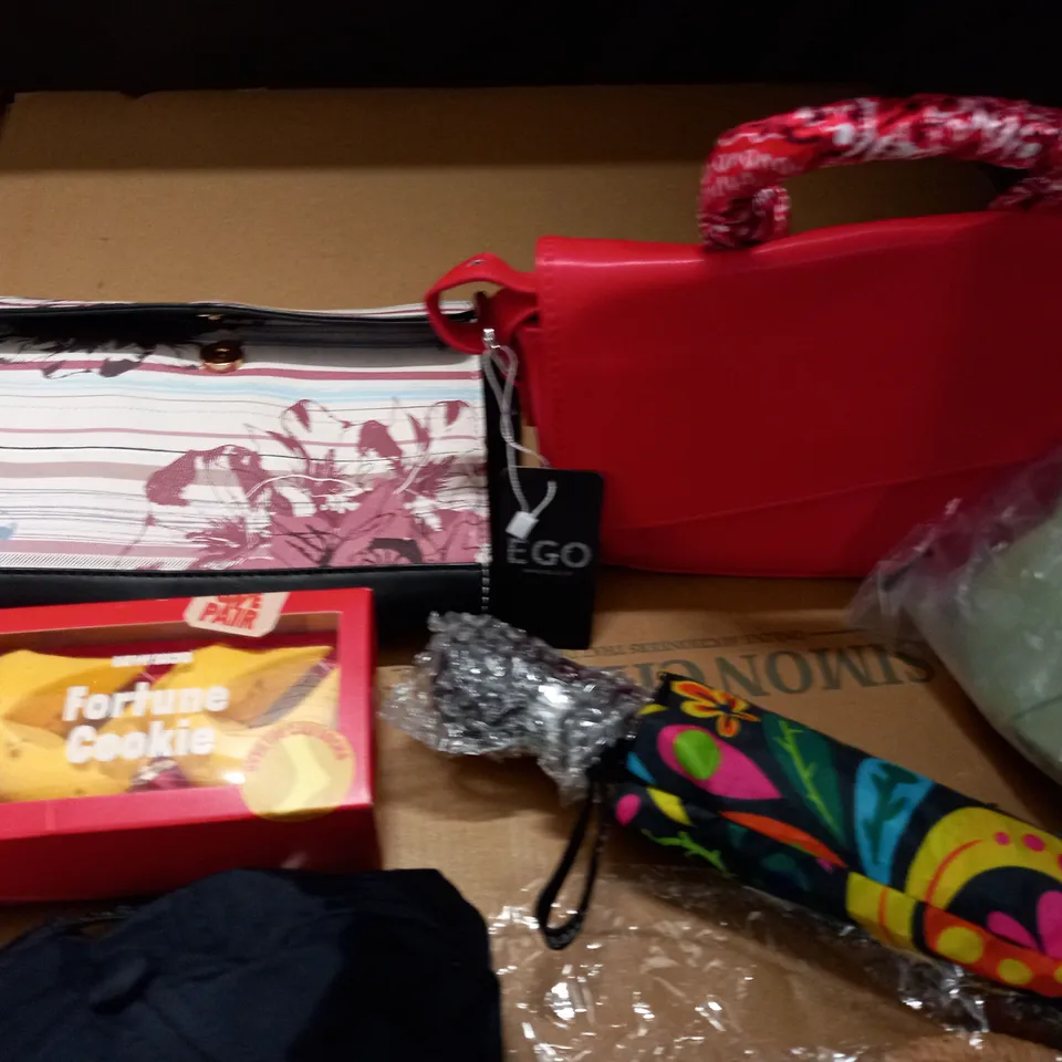 LOT OF 15 ASSORTED CLOTHING ACCESSORIES TO INCLUDE HATS, BAGS AND SOCKS