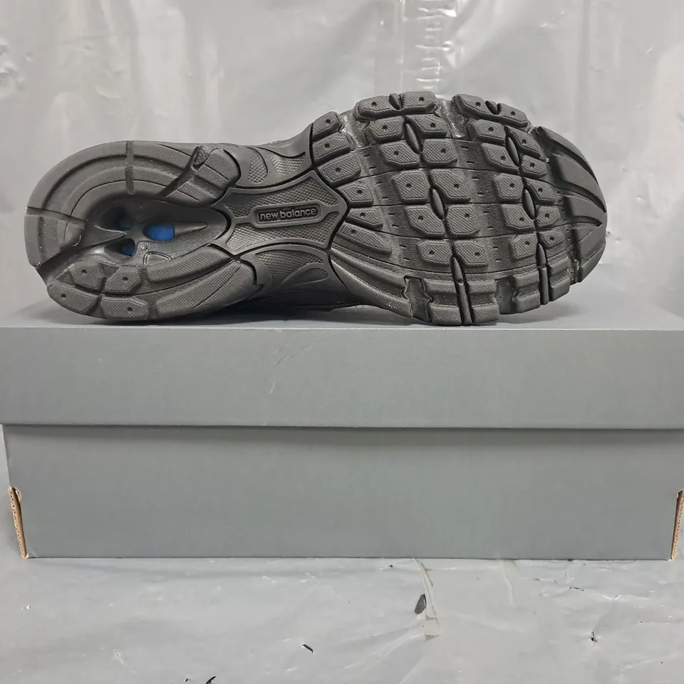 BOXED PAIR OF NEW BALANCE TRAINERS IN BLACK SIZE UK 5