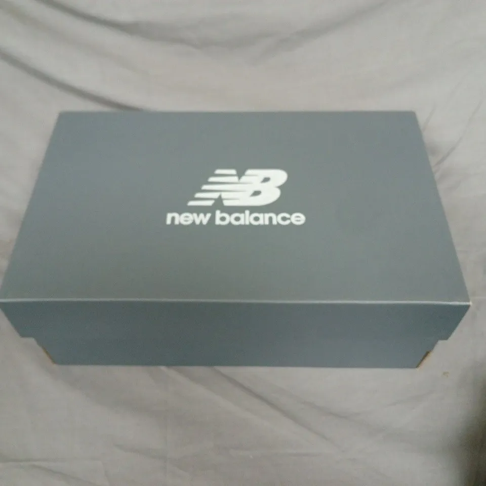 BOXED NEW BALANCE MEN’S RUNNING SHOES IN GREY/BLACK - UK 5.5