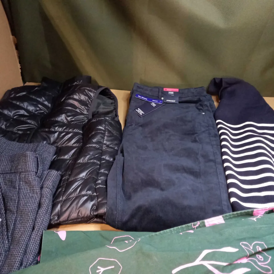 LOT OF APPROX 25 ASSORTED CLOTHING ITEMS VARYING IN SIZE/COLOUR/STYLE TO INCLUDE: TROUSERS, TOPS, DRESSES