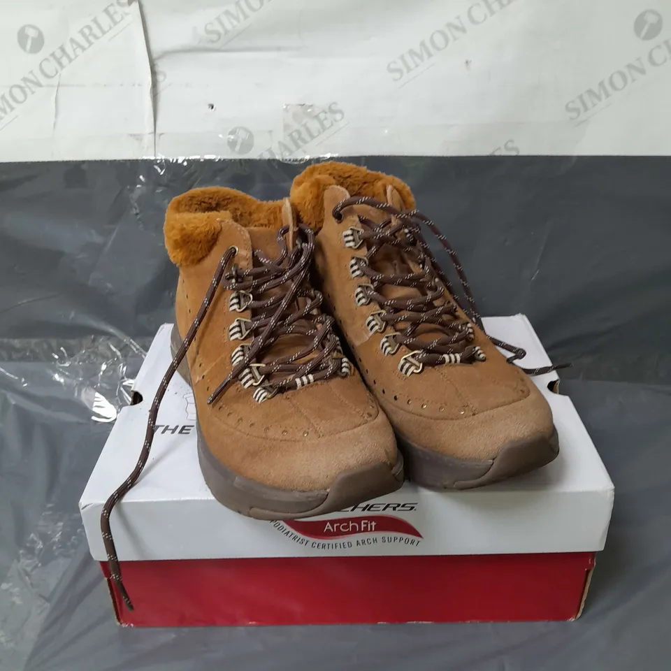 SKECHERS ARCHFIT WALKING BOOTS BROWN SIZE 8