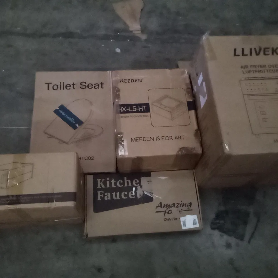 PALLET OF ASSORTED ITEMS INCLUDING TOILET SEAT, POCHADE BOX, AIR FRYER OVEN, KITCHEN FAUCET, SHOE BOX, EASEL 