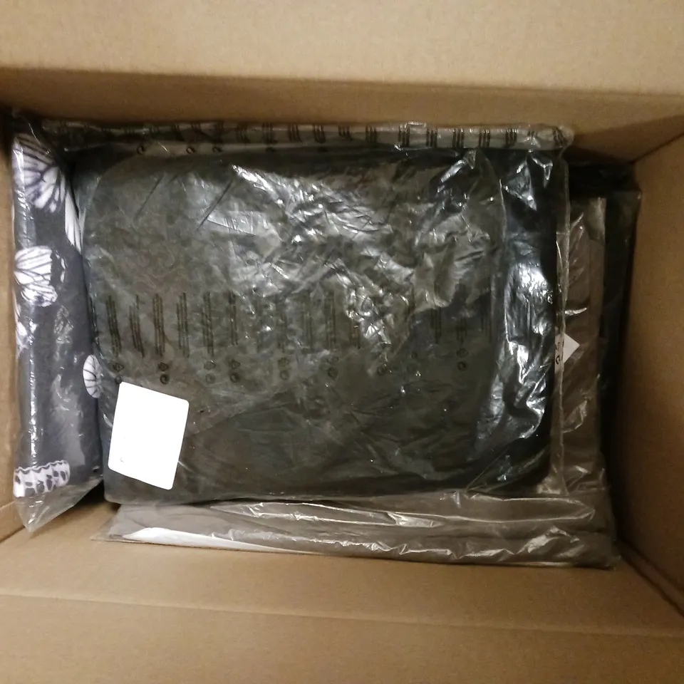 LOT OF APPROX 18 BRAND NEW CLOTHING ITEMS IN VARIOUS SIZES 