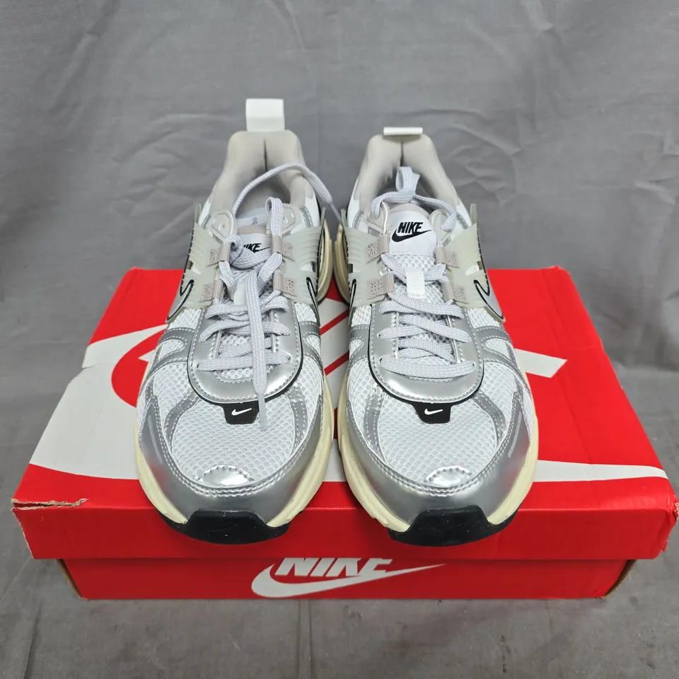 BOXED PAIR OF NIKE V2K RUN WOMEN’S SNEAKERS - SUMMIT WHITE/METALLIC SILVER, UK 6