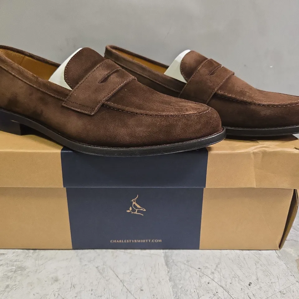 BOXED PAIR OF CHARLES TYRWHITT SUEDE SADDLE LOAFERS IN CHOCOLATE BROWN SIZE UK 9