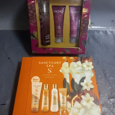 LOT OF 2 ASSORTED COSMETIC GIFTSETS TO INCLUDE - CAUDALIE SCENTED TRIO AND SANCTUARY SPA SIGNATURE HEROES