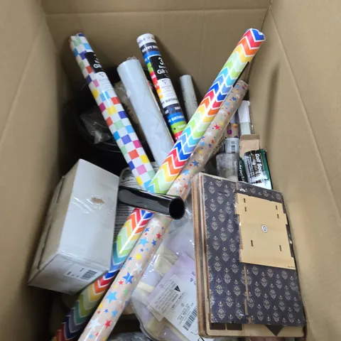 BOX OF APPROXIMATELY 15 ASSORTED HOUSEHOLD ITEMS TO INCLUDE ASSORTED WRAPPING PAPER, WOOL AND TRASH CANS 