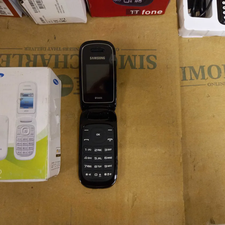 LOT OF APPROX 6 MOBILE HANDSETS TO INCLUDE SOL B1400, SAMSUNG F1272, OAKCASTLE F100